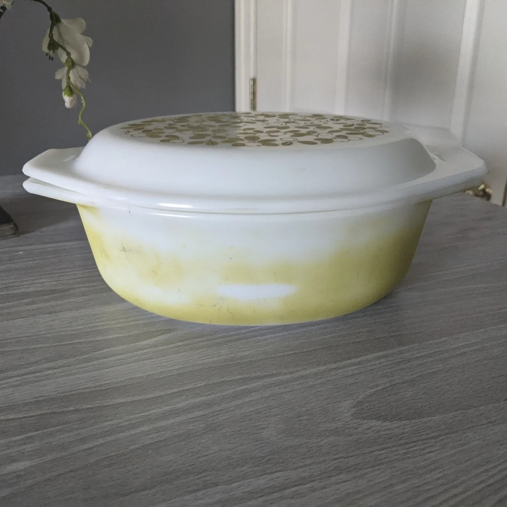 Vintage Pyrex 1 1/2 Quart Covered Casserole Dish